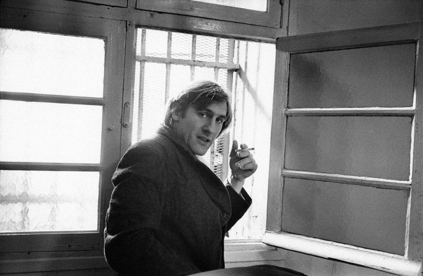 GÉRARD DEPARDIEU SUR LE TOURNAGE DE LE GRAND FRÈRE MISE EN SCÈNE PAR FRANCIS GIROD, 1982 © GEORGES PIERRE - COURTESY GALERIE DE L'INSTANT PARIS