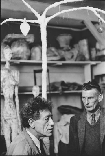 SAMUEL BECKETT ET ALBERTO GIACOMETTI, DANS SON ATELIER RUE HYPPOLITE MAINDRON PARIS, 1961 © GEORGES PIERRE - COURTESY GALERIE DE L'INSTANT PARIS