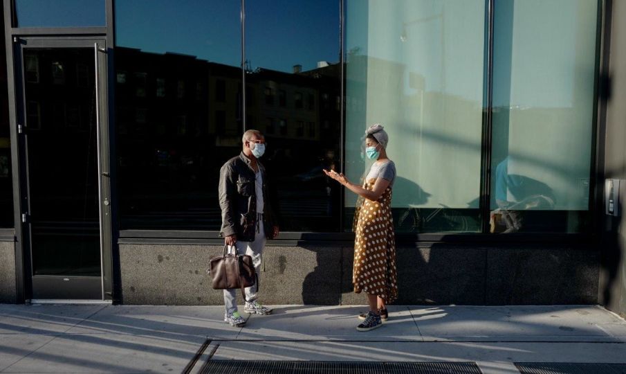 La conversazione,” Dean Street, Brooklyn, (April 8, 2020) © Francesca Magnani