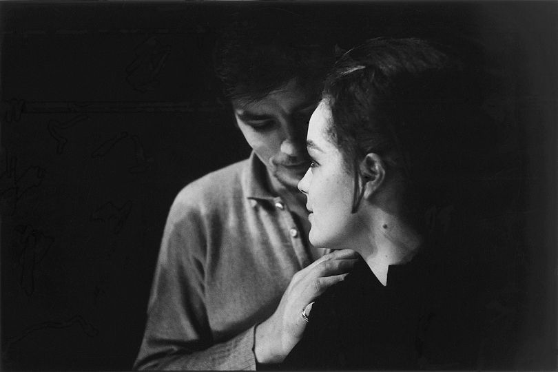 ALAIN DELON VENU EMBRASSER ROMY SCHNEIDER LORS DES RÉPÉTITIONS DE LA MOUETTE MISE EN SCÈNE PAR SASHA PITOËFF, 1961 © GEORGES PIERRE - COURTESY GALERIE DE L'INSTANT PARIS