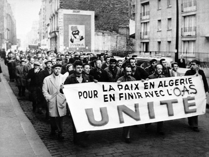 Manifestation pacifique organisée par le Front de Libération Nationale algérien (FLN) en faveur de l'indépendance de l'Algérie. La répression policière dirigée par le préfet de police Maurice Papon est appelée 