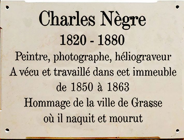 Plaque ville de Grasse à Charles Nègre © 2021 Michel Cresp