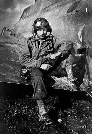 Tony Vaccaro on the wing of a B-17 Bomber in 1944. © Tony Vaccaro – Courtesy Monroe Gallery of Photography