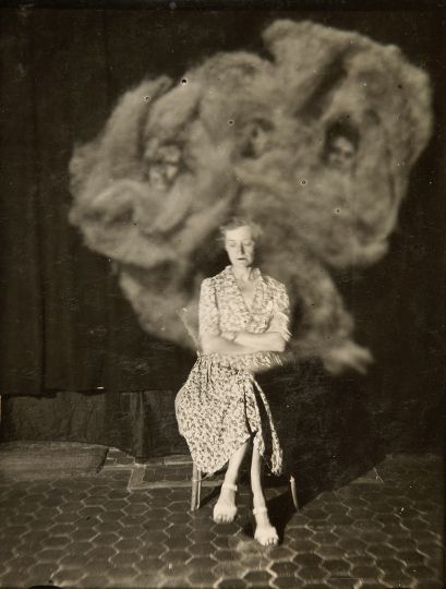 Anonyme
Photographie spirite, 1941.
Collection de l'Institut Métapsychique International (IMI). - Courtesy Maison Auguste Comte
