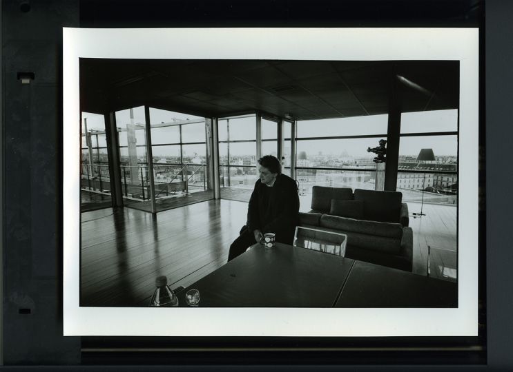 Raymond Depardon, portrait of Jean Michel Alberola, Fondation Cartier pour l’art contemporain, Paris, 2014 © Raymond Depardon / Magnum Photos