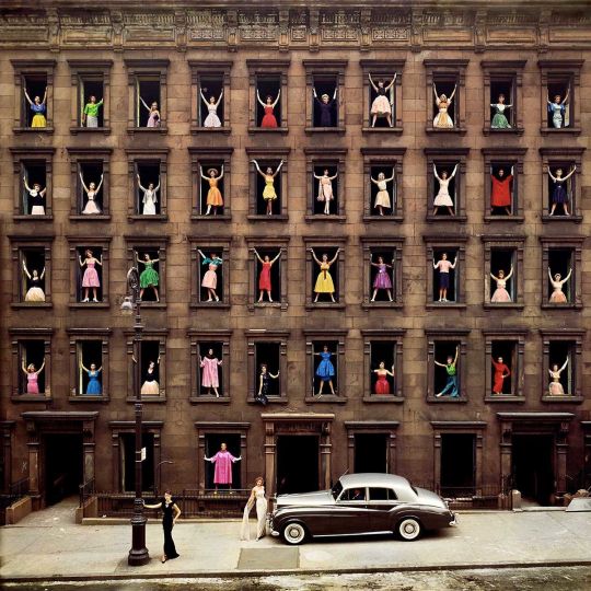 Girls in the Windows 1960 © Ormond Gigli – Courtesy GADCOLLECTION