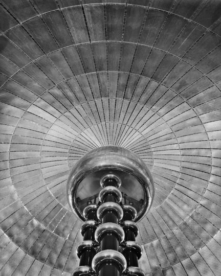 Partie supérieure de la colonne du microscope électronique sous le dôme, CEMES, Toulouse, 1960. Jean Dieuzaide – Mairie Toulouse, Archives municipales.