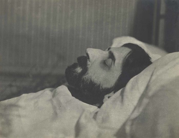 Man Ray, Marcel Proust sur son lit de mort, 20 novembre 1922 © Man Ray 2015 Trust / Adagp, Paris 2021 / RMN-Grand Palais (musée d’Orsay) / Hervé Lewandowski