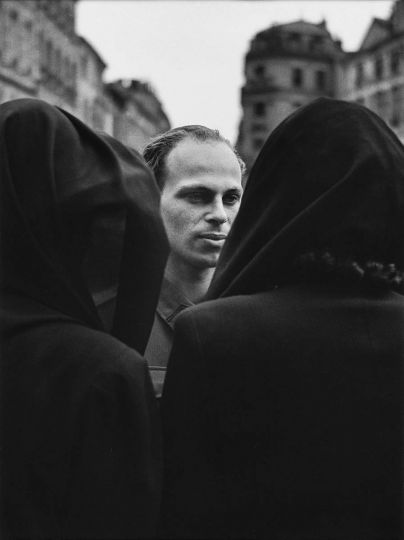 Le colonel Ravanel avec les veuves des héros de la Résistance, Toulouse, 1944. Jean Dieuzaide – Mairie Toulouse, Archives municipales.