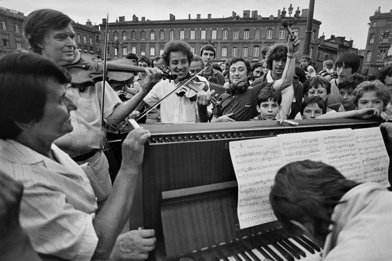 Journée de la musique, première fête de la musique, place du Capitole, Toulouse, 1982. Jean Dieuzaide – Mairie Toulouse, Archives municipales.