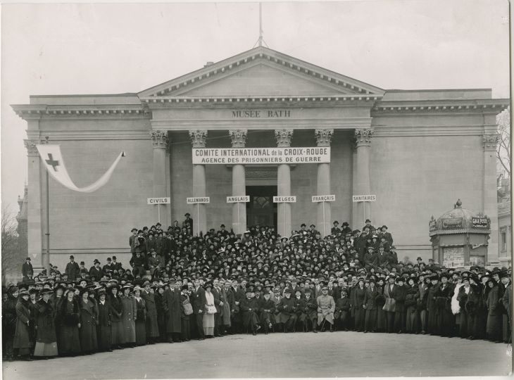 Anonymous, The 1,200 volunteer workers of the International Prisoners of War Agency in front of the Rath Museum, Geneva, Switzerland, 1917–1918 © ICRC