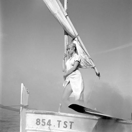 Brigitte Bardot sur le bateau © Léo Mirkine/Coll.Mirkine 