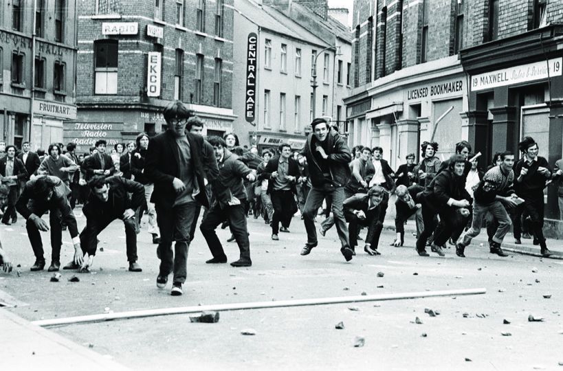 Gilles Caron
Foule d’émeutiers se ruant
sur la police en jetant des pavés,
bataille du Bogside
12-14 août 1969
Irlande du nord, Ulster,
Londonderry
© Fondation Gilles Caron / Clermes