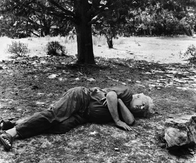 Une journée à l’abbaye de Fontfroide avec Jean Vilar. Calder endormi. Narbonne, 1953, 1953 © Succession Agnès Varda
Courtesy de l’artiste et Galerie Nathalie Obadia, Paris/Bruxelles