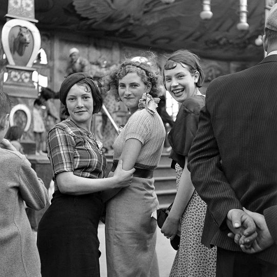 Jeunes femmes lors une fête foraine. France, vers 1935. © Gaston Paris / Roger-Viollet