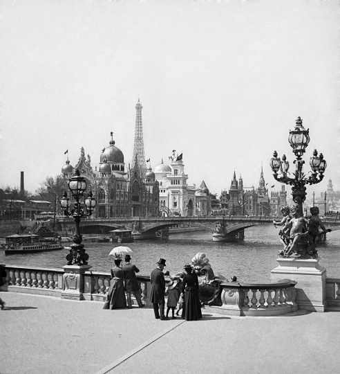 Exposition universelle de 1900. Les lampadaires du pont Alexandre III et la rue des Nations. Paris (VIIIème arr.). © Léon & Lévy / Roger-Viollet