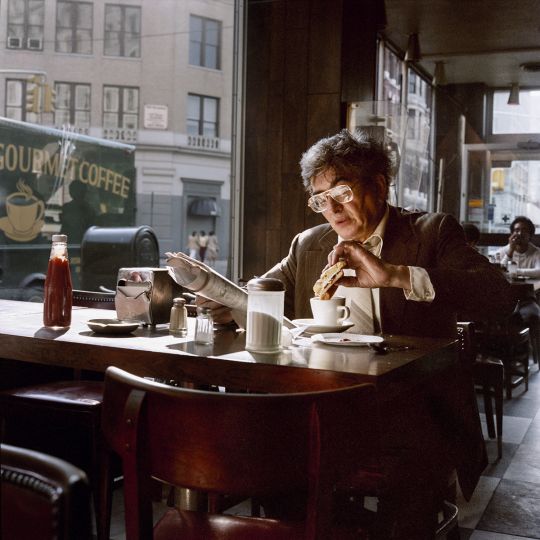 Coffee and a Sandwich on Union Square, 1985 © Janet Delaney - Courtesy of the artist and EUQINOM Gallery