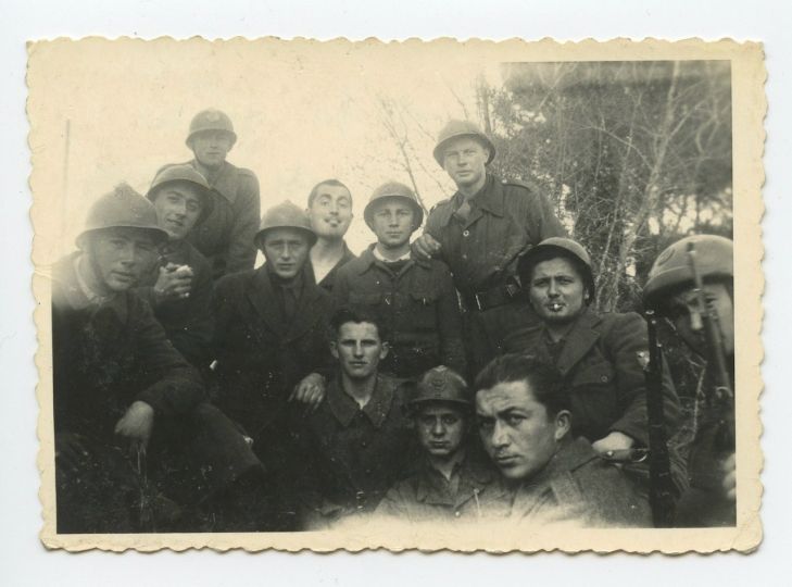 Raymond ,au premier plan, avec ses collègues du Front du Médoc. 1944 - Geneviève et Raymond © Jean-Jacques Moles 
