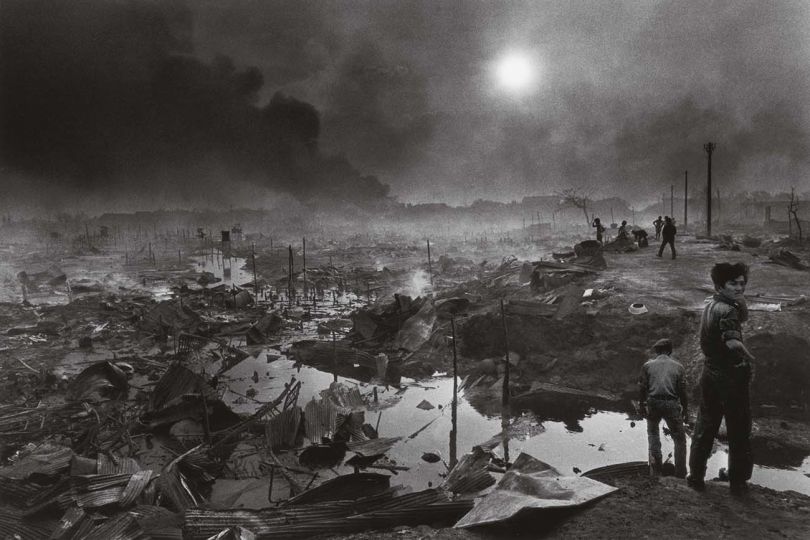 Christine Spengler, Bombardement de Phnom Penh, 
Cambodge, 1975 © Christine Spengler