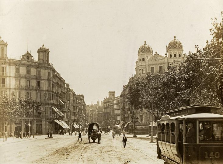 Vista de la Puerta del Ángel 
Adolf Mas, 1902 
© Fundació Institut Amatller d'Art Hispànic 

