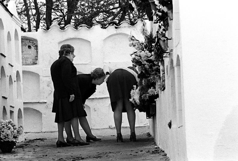 Cementerio de Begur. Barcelona 1975 © Archivo Colita Fotografía Courtesy The Rocío Santa Cruz Gallery 