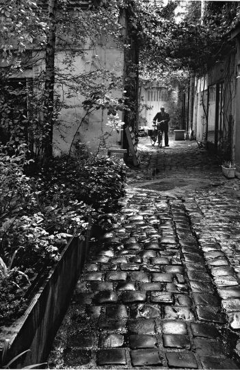 Cour du Bel Air (1989) - Ballades parisiennes (1957-2010) © Jean Claude Gautrand