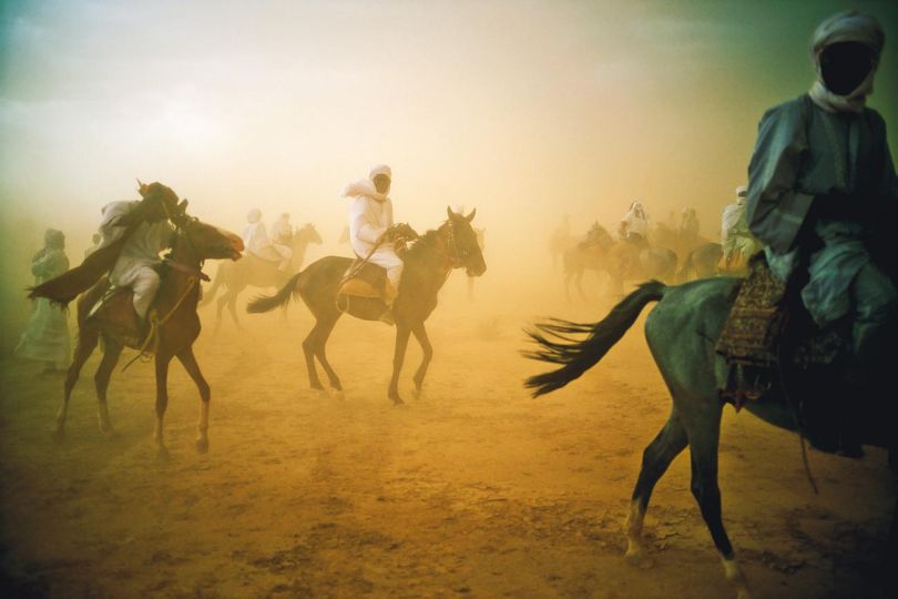 Lauréat 2020 : Pascal Maitre, Tchad, Cavaliers submergés par une tempête de sable, © Pascal Maitre - MYOP 