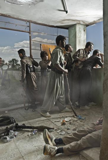 Emeric Lhuisset, Théâtre de guerre. Photographie avec un groupe de guérilla kurde, Irack, 2012 © Paris - Musée de l'Armée, Dist. RMN-Grand Palais / Emeric Lhuisset