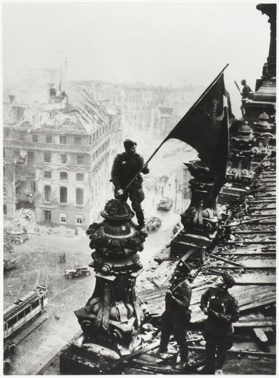 Evgueni Khaldei, Le Drapeau rouge sur le Reichstag, Berlin, 2 mai 1945 © Paris - Musée de l'Armée, Dist. RMN-Grand Palais / Emilie Cambier