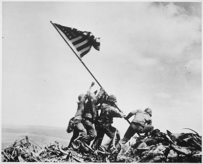 Joe Rosenthal, U.S. Marines of the 28th Regiment, 5th Division, raise the American flag atop Mt. Suribachi, Iwo Jima, 23 feb. 1945 © Joe Rosenthal / Associated Press