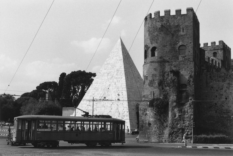 Bernard Plossu, Rome, 1980, tirage argentique noir et blanc, 7,7 x 11,7 cm, collection particulière. © Bernard Plossu.
