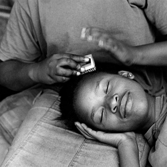 South Africa, Khayelitsha, 2004
Hairbrushing - Township © Anne Rearick (Agence VU’)

Afrique du Sud, Khayelitsha, 2004
Brosser les cheveux
- Township © Anne Rearick (Agence VU’)