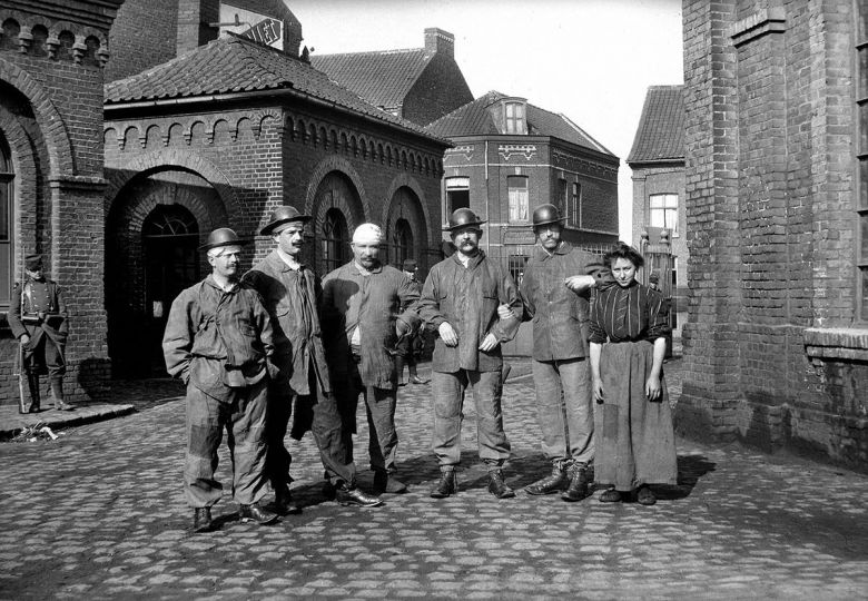 Mineurs en grève à Lens (Pas-de-Calais). Avril-mai 1906. © Roger-Viollet / Roger-Viollet
