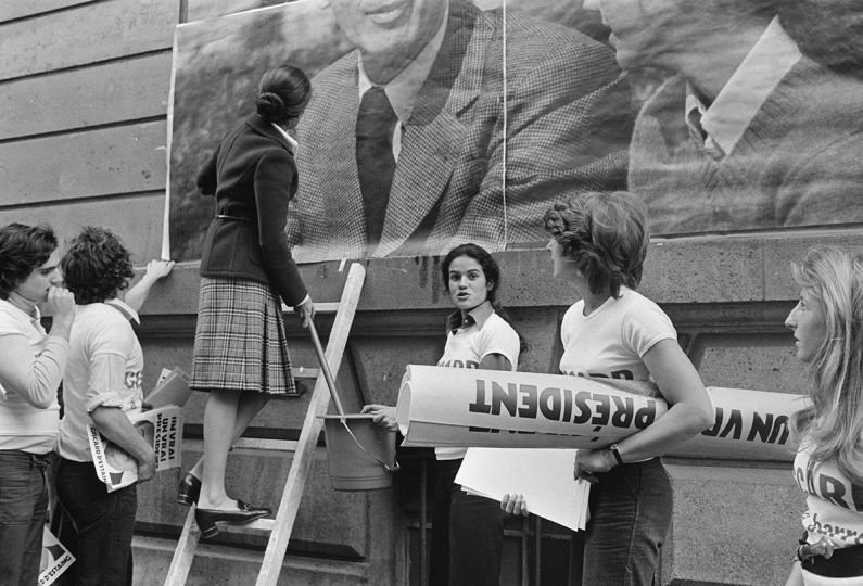 Anne-Aymone Giscard d'Estaing (née en 1933), et Valérie-Anne Giscard d'Estaing (née en 1953), collant des affiches de Valéry Giscard d'Estaing (né en 1926), lors de la campagne pour les élections présidentielles de 1974. © Jacques Cuinières / Roger-Viollet