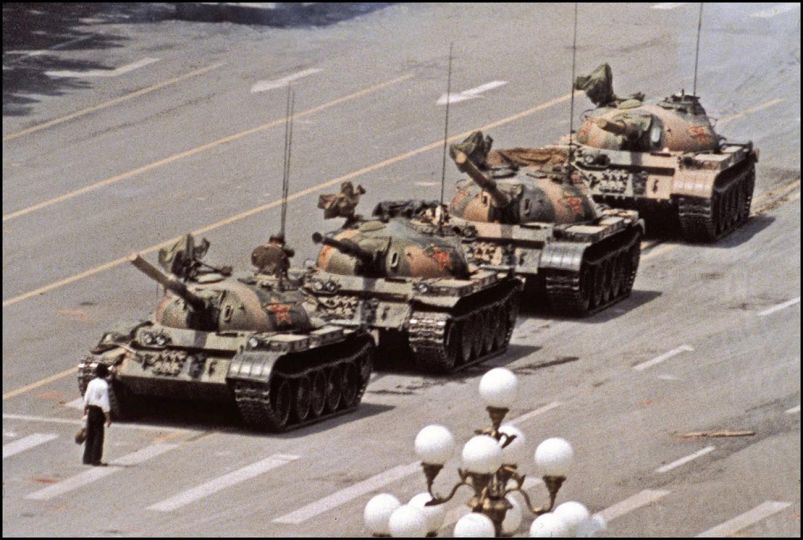 1989- A lone man confronts a column of tanks in Beijing one day after the Chinese government crushed pro democracy students in Tiananmen Square. / 1989 - Un homme seul fait face à une colonne de chars à Pékin, un jour après que le gouvernement chinois ait écrasé des étudiants pro-démocratie sur la place Tiananmen. © Jeff Widener