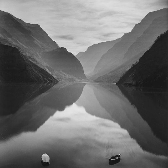 « Le lac de montagne, France, années 30 » Roger SCHALL / ARGENTIC