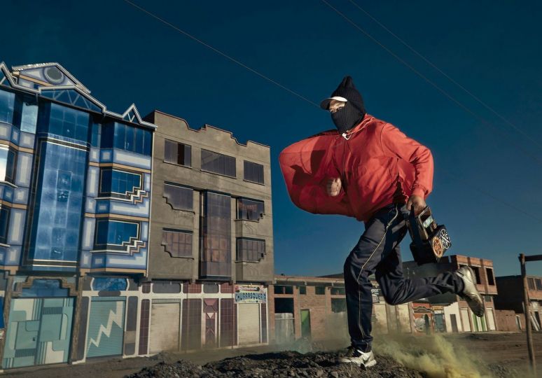 Kunsthal The Shine Hero Running to the City of La Paz from El Alto City, Bolivia, 2018 ∏ Federico Estol