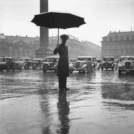 « Le portier de Schiaparelli, Paris, années 30 » Roger SCHALL / ARGENTIC