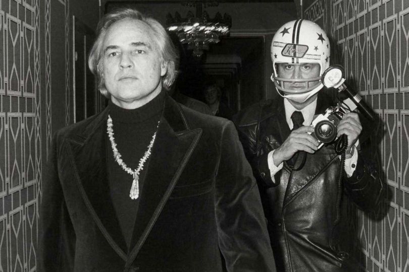 Marlon Brando and Ron Galella at the Waldorf-Astoria, New York, 1974 © Ron Galella/Ron Galella, Ltd. - Courtesy Staley-Wise Gallery