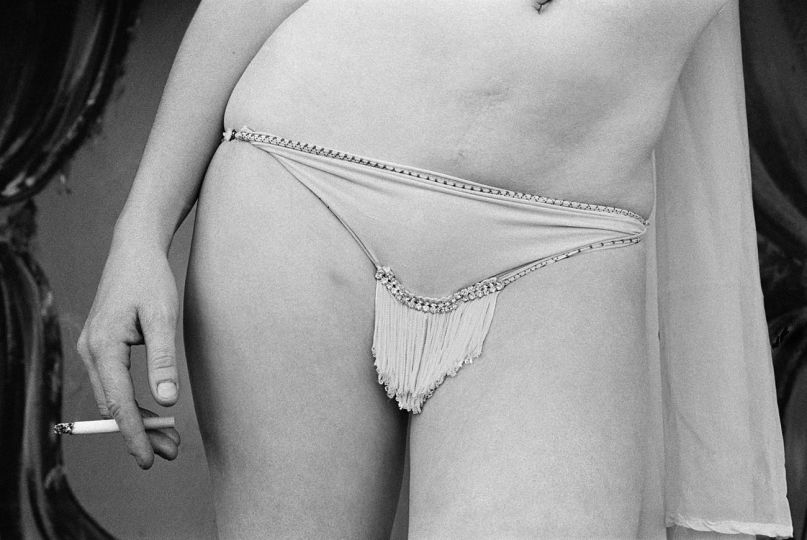 USA. Barton, Vermont. 1974. Shortie in the Bally. (CARNIVAL STRIPPERS, page 2-3) © Susan Meiselas/Magnum Photos - From Carnival Strippers Revisited published by Steidl