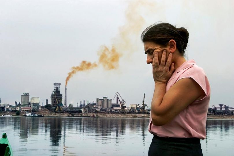 Philippe Schuller, Une femme sur la rive du Danube à Nikopol, Buulgarie, sur la rive opposee l'usine de pesticide de Turnu Maguerele en Roumanie, aout 2003. © Philippe Schuller