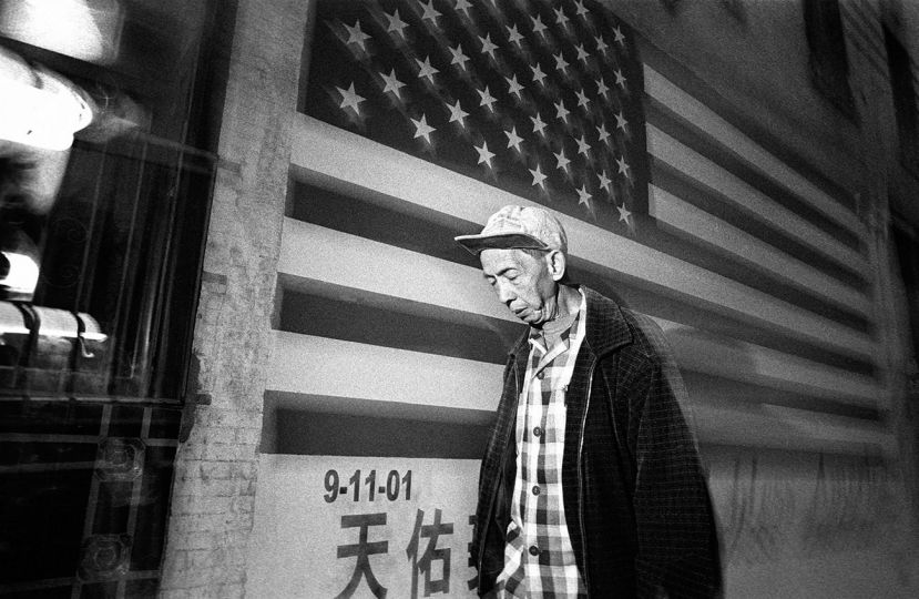 SAN FRANCISCO, CALIFORNIA, USA, 2003 A man walks through the Chinatown neighborhood at dusk. © Ed Kashi - Courtesy Kehrer Verlag