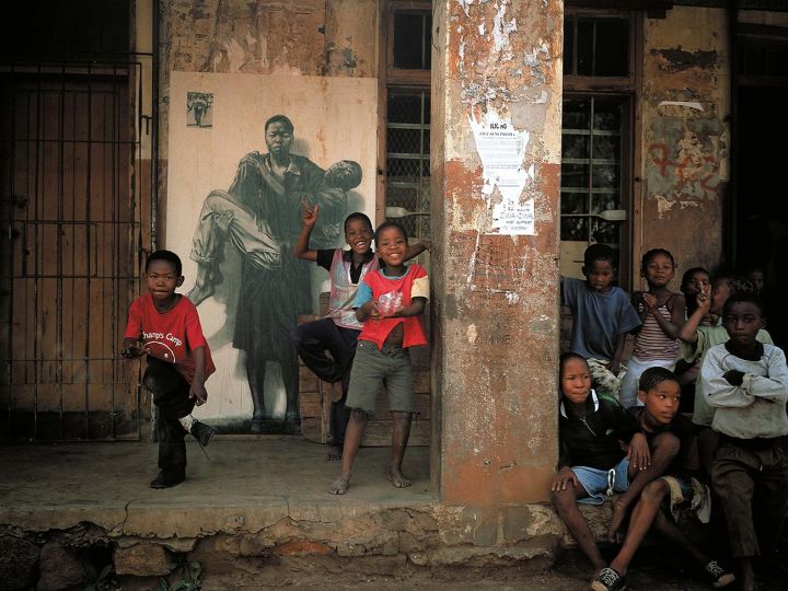Soweto, 2002 Photographie Collection particulière
© Ernest Pignon-Ernest
© Adagp, Paris, 2022 © FHEL 2022
 
