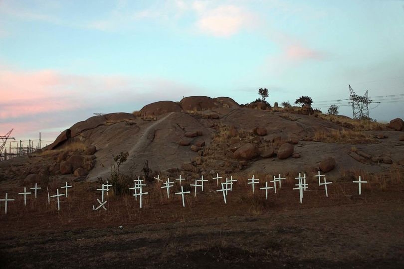 Crosses for the 34 miners shot dead in Marikana, August 16, 2013. Foto:AlonSkuy. 
