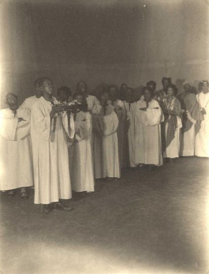 Doris Ulmann (American, 1882-1934) Church group in white robes, circa 1920s Platinum print 20.5 x 15.5 cm - Courtesy Hans P. Kraus Jr. Inc.