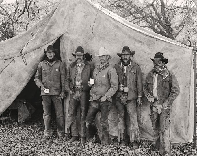 Bill Moorhouse, Bob Phillips, Jeff Shipp, Jack Bowlin and Jerry Brashears, ORO Ranch, Arizona, 1980 archival pigment print © Jay Dusard – Courtesy Etherton Gallery 