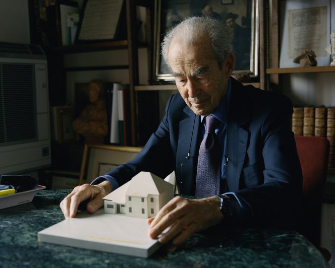 Le grand Robert, 2020 - Portrait de Robert Badinter tenant entre ses mains la maquette d’un pavillon du centre de détention de Mauzac, Paris, mercredi 13 juin 2018 © Maxence Rifflet