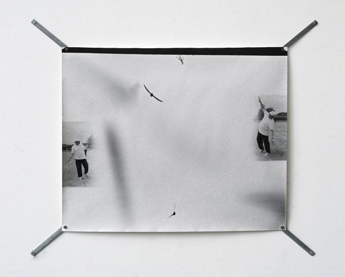 Le vol de François, 2018 - Tirage optique sur papier argentique d’après trois négatifs noir et blanc aimanté sur une structure en acier galvanisé 50,5 x 61 cm © Maxence Rifflet