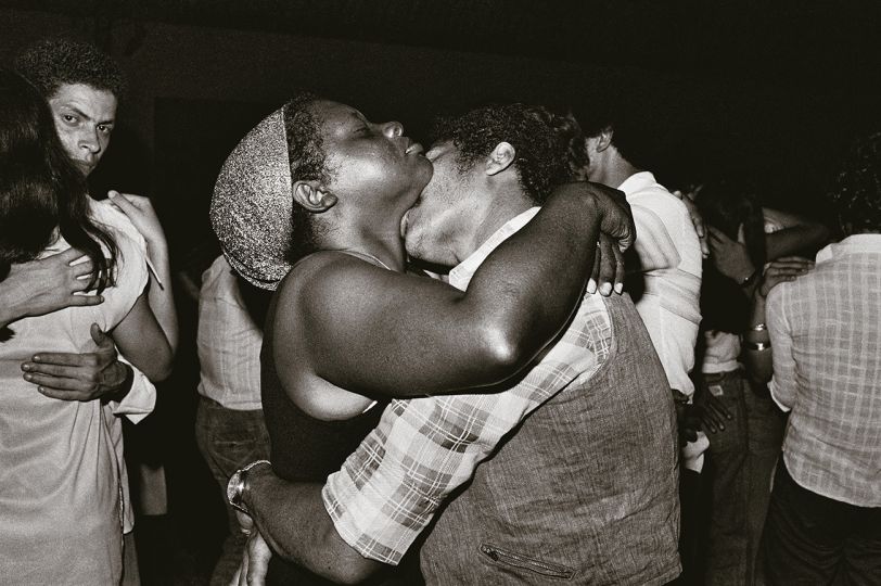 Nair Benedicto, Kissing at a Mario Zan concert, São Paulo, 1978 © Nair Benedicto/N Imagens