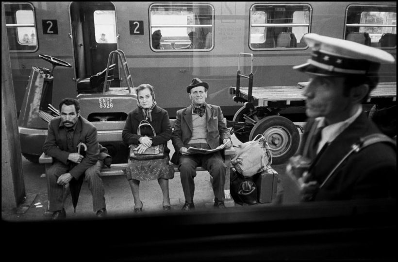 People waiting on train station platform, Chambery, France, 1979. © Erich Hartmann/Magnum Photos.